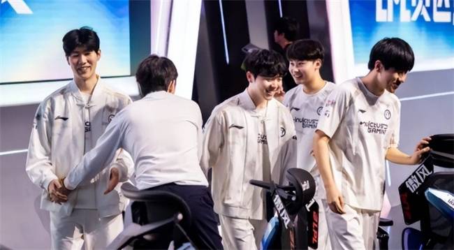 【一(yī)競(jìng)技1JingJi】LOL：LPL世界(jiè)赛陪(péi)練(liàn)阵容曝(pù)光！