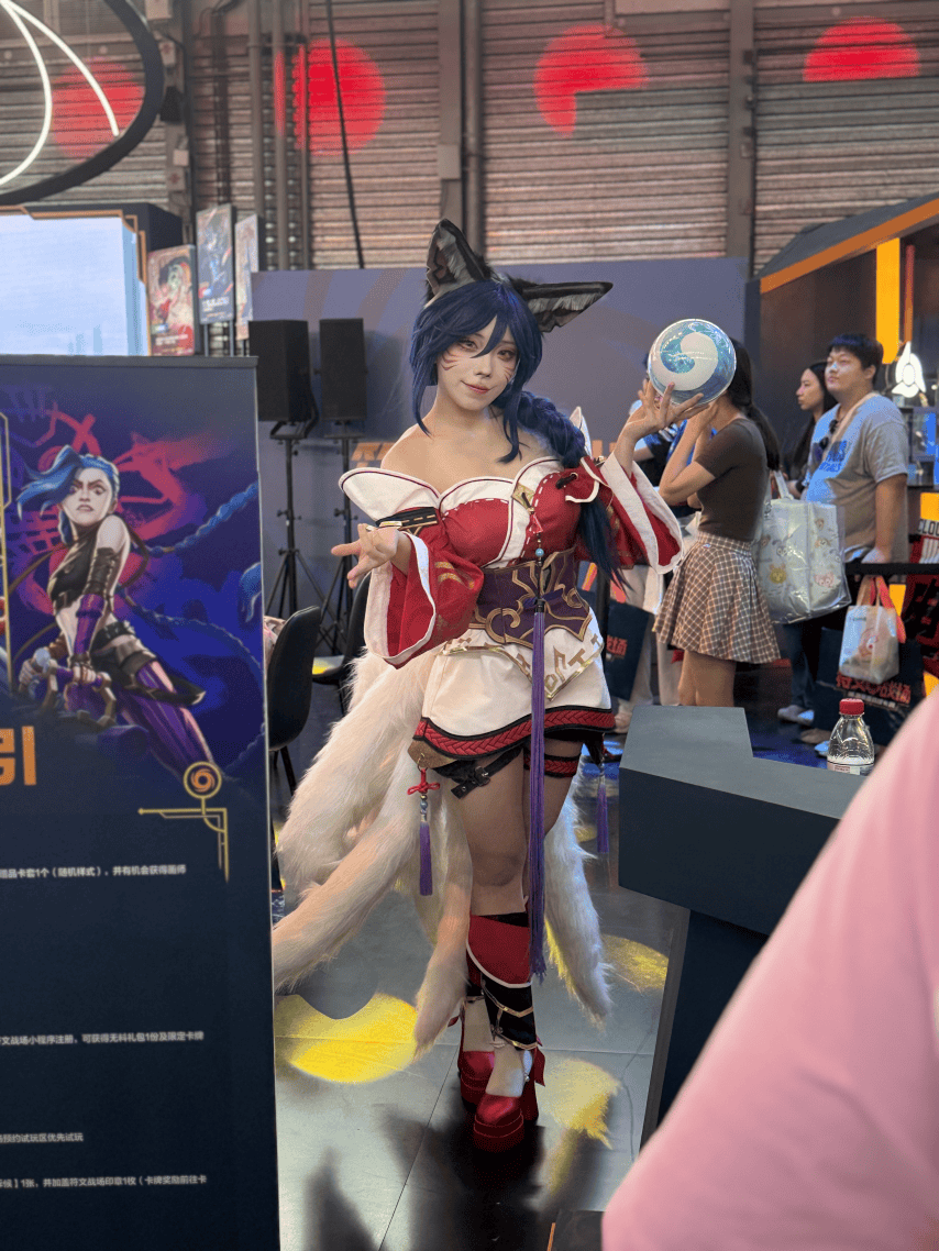 全球(qiú)首(shǒu)發(fā)！LOL首(shǒu)款实体卡牌遊(yóu)戏《符文战場(chǎng)》正式發(fā)售