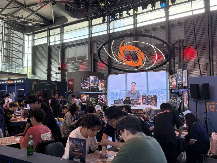 全球首发!LOL首款实体卡牌游戏《符文战场》正式发售