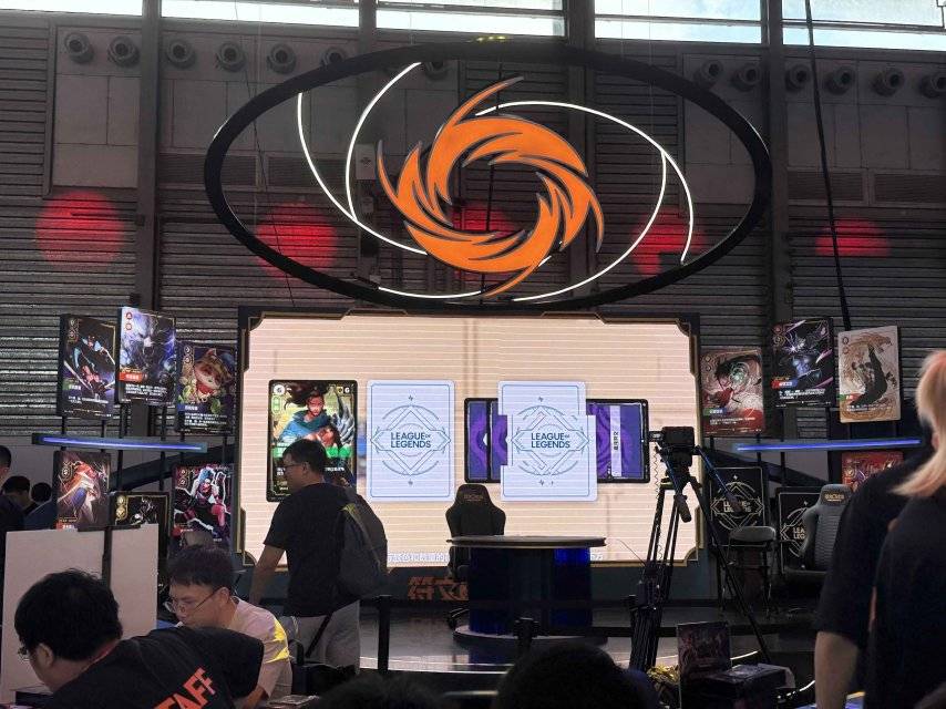 全球首发!LOL首款实体卡牌游戏《符文战场》正式发售