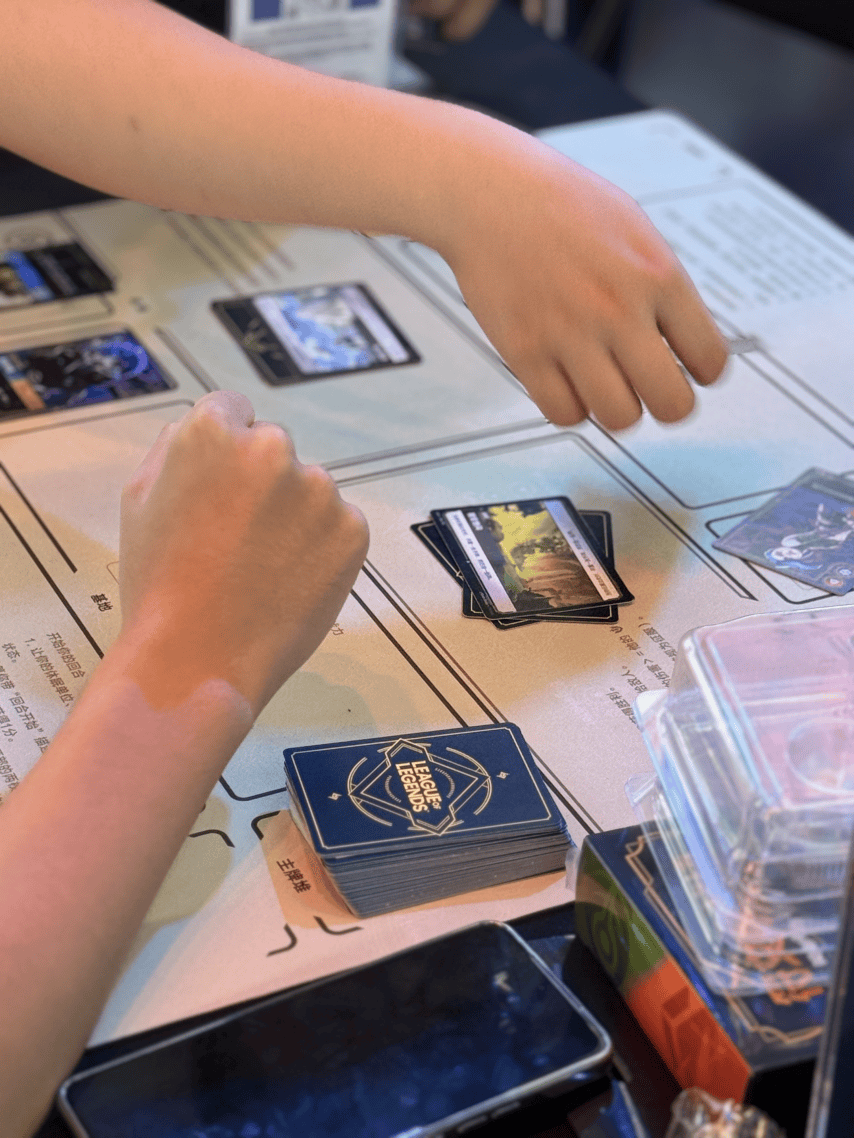 全球首发!LOL首款实体卡牌游戏《符文战场》正式发售