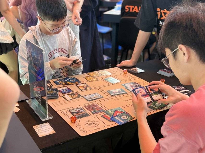 全球首发!LOL首款实体卡牌游戏《符文战场》正式发售