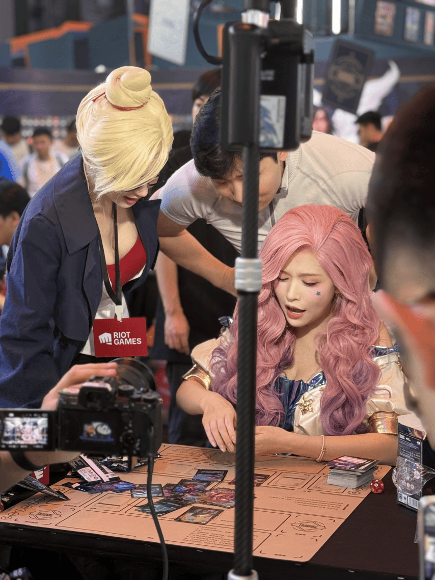 全球首发!LOL首款实体卡牌游戏《符文战场》正式发售