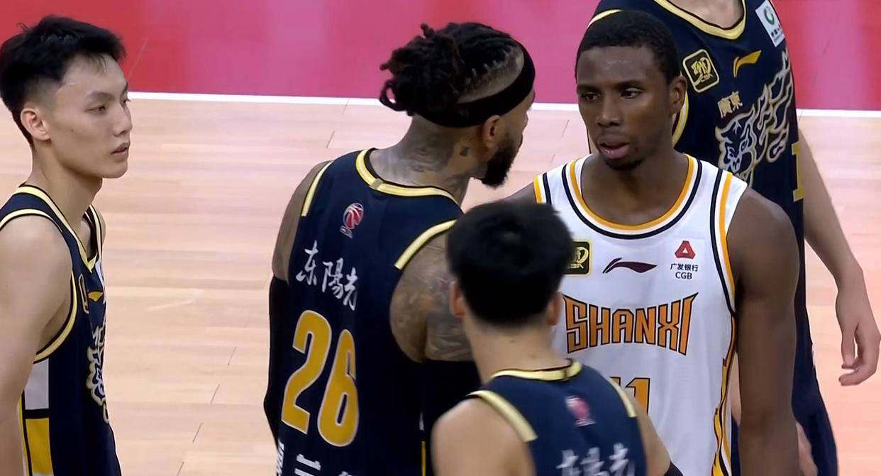 CBA新赛季(jì)大黑(hēi)马签约巨星，引发縂(zǒng)决赛争议！