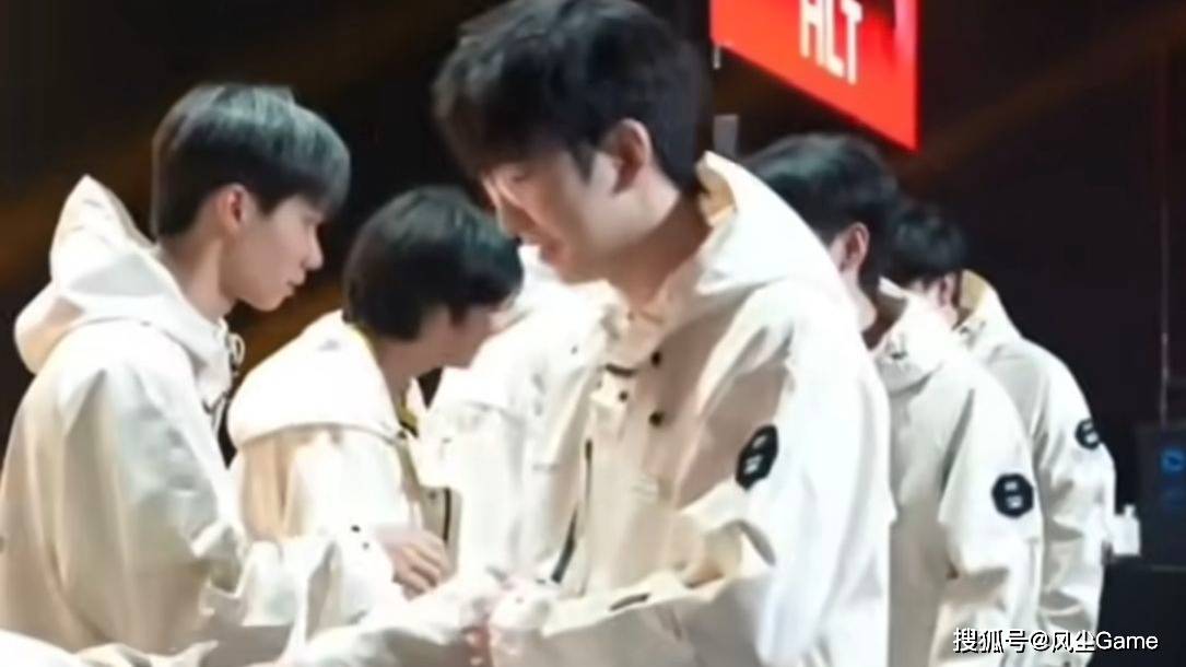 Bin哥双眼皮新造型曝光！AL转会期结束：不换AD，全员续约再战1年