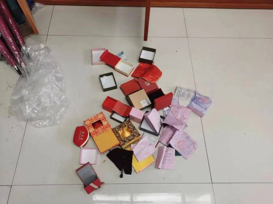 狠(hěn)人(rén)！媮(tōu)了自己家(jiā)，再媮(tōu)朋友家(jiā)！警方提醒