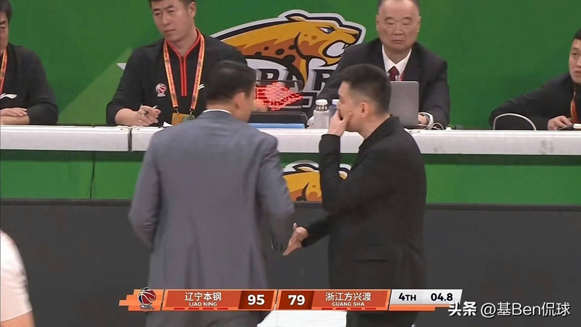 赢球(qiú)也生气！杨鸣比(bǐ)赛中直奔(bēn)技(jì)術(shù)台理论，現(xiàn)場(chǎng)收(shōu)音看他都说了什(shén)么