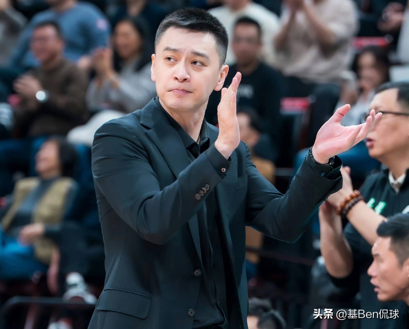 赢球也生气！杨鸣比赛中直奔技术台理论，现场收音看他都说了什么