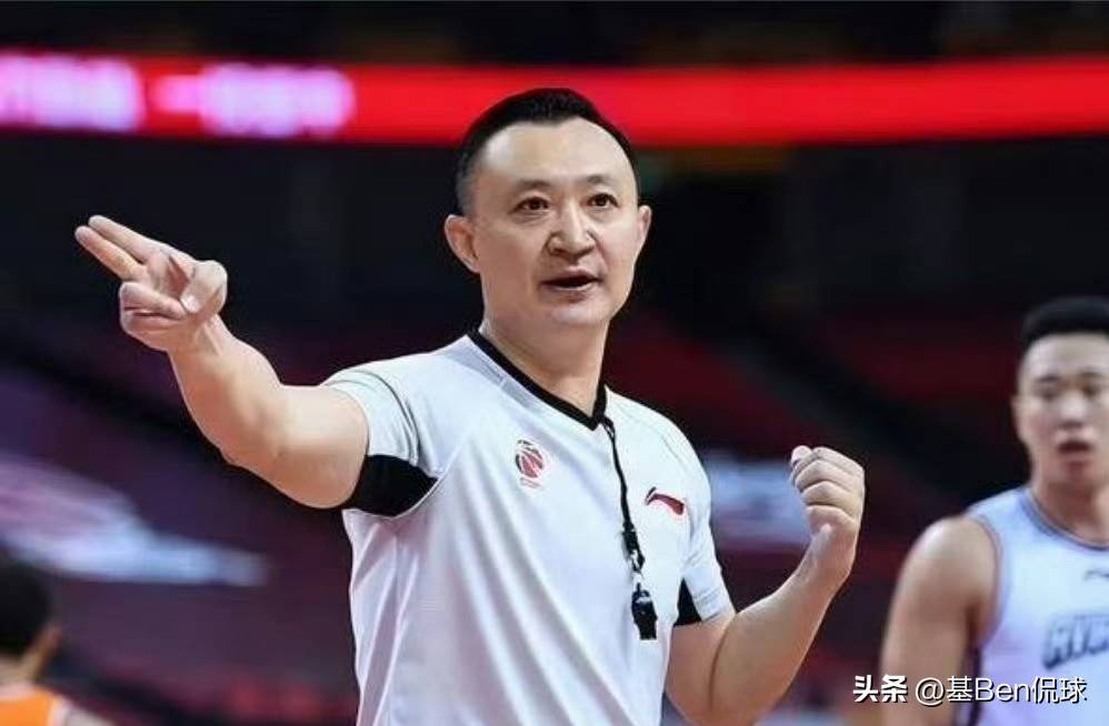 赢球也生气！杨鸣比赛中直奔技术台理论，现场收音看他都说了什么