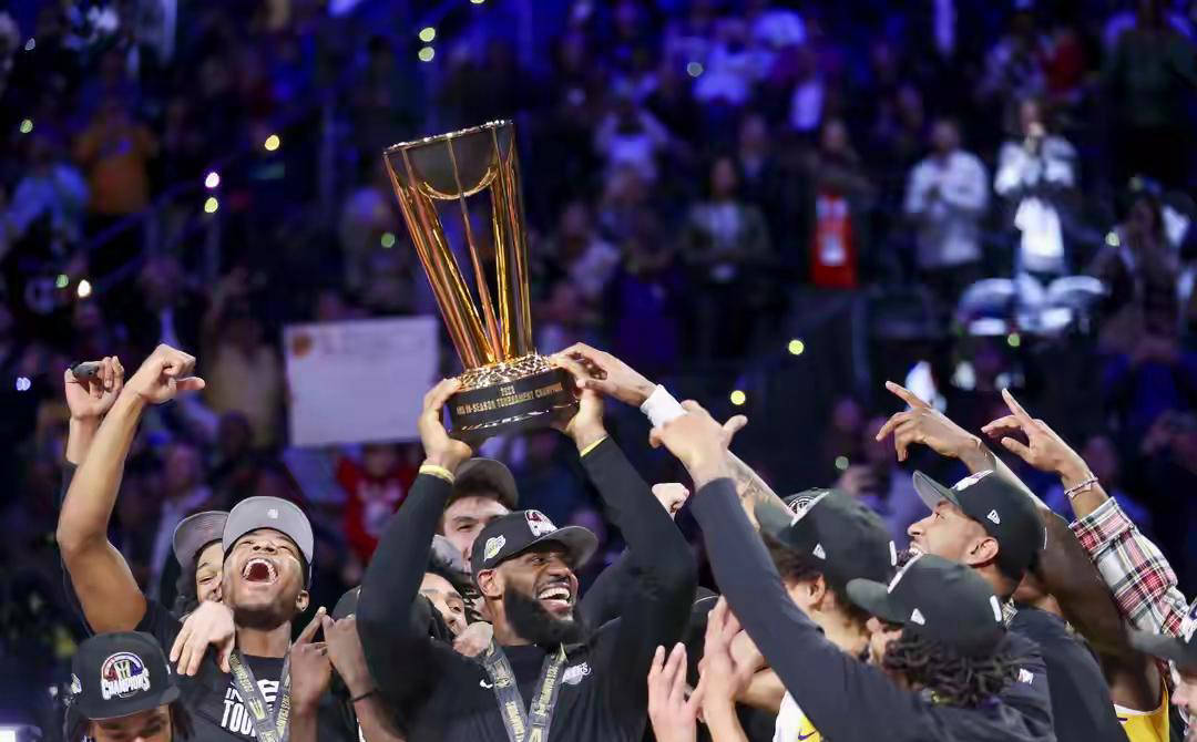 湖人媒体回击季中赛冠军质疑，粉丝反驳詹姆斯“毫不在乎”言论引热议