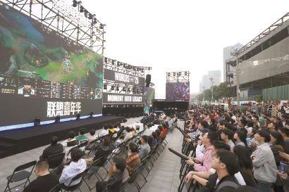 沉浸式線(xiàn)下观赛体騐(yàn) 电競(jìng)嘉年华席卷上海(hǎi)北(běi)外灘(tān)