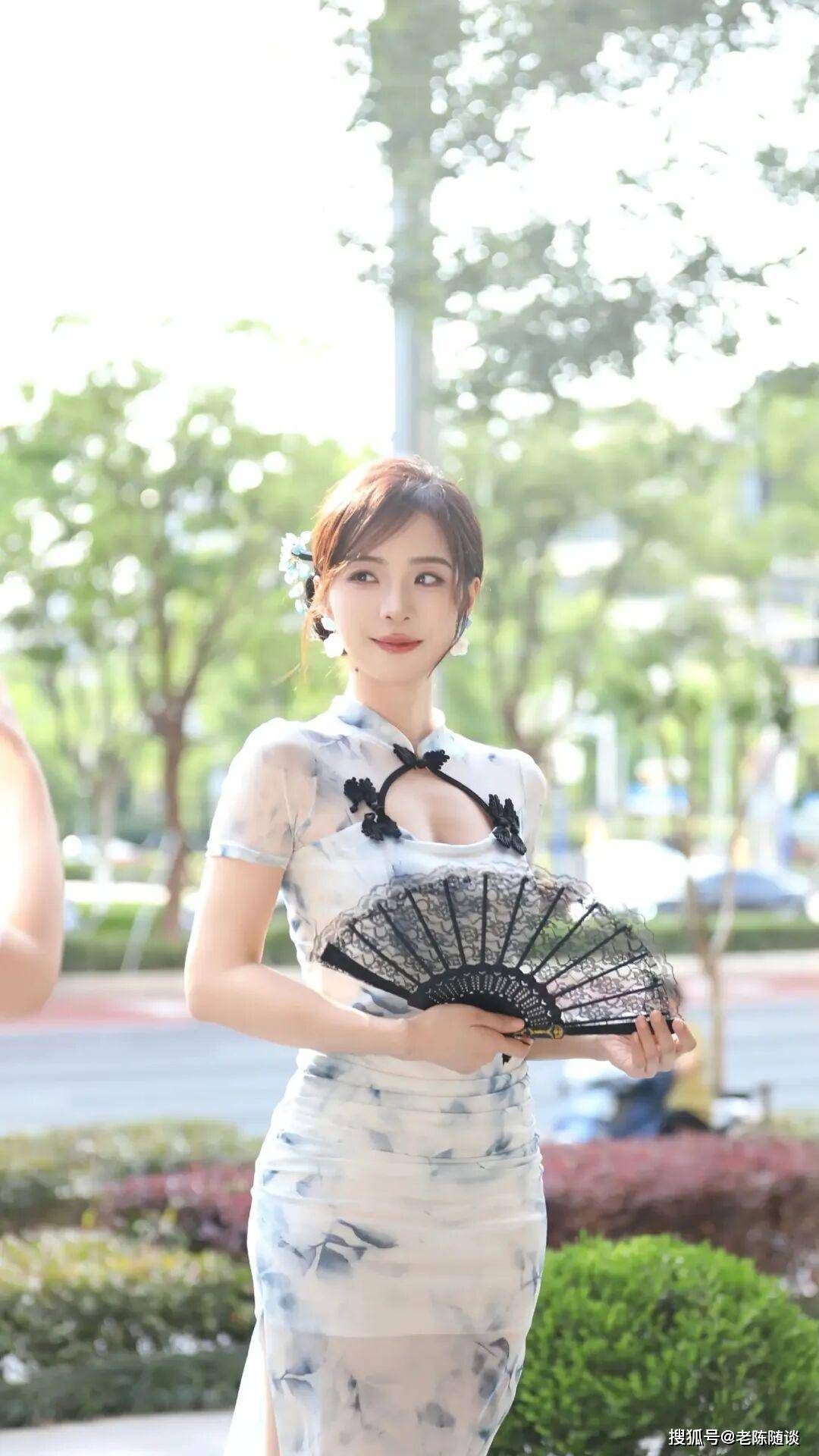 余霜(shuāng)，先(xiān)天(tiān)旗(qí)袍美体女人