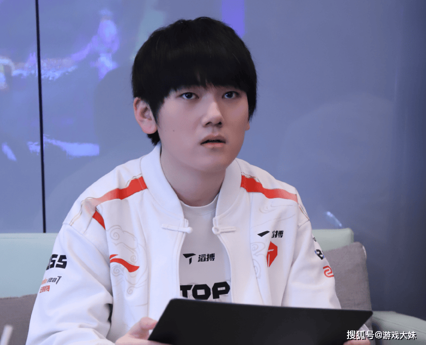 LOL皮(pí)膚(fū)投(tóu)票排行，只有(yǒu)一款冠军皮(pí)膚(fū)进入前(qián)100，看到(dào)就能想到(dào)IG