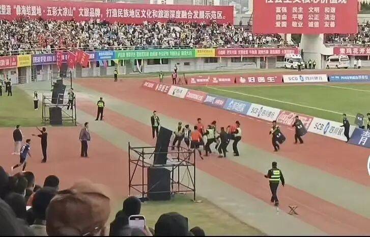 球(qiú)员飞踹裁(cái)判！公安机关介(jiè)入