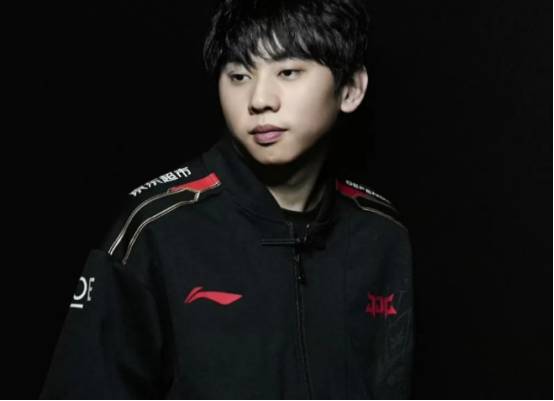 LOL：阿乐直(zhí)播诉苦收入(rù)低 退役选手生(shēng)活天差地别！