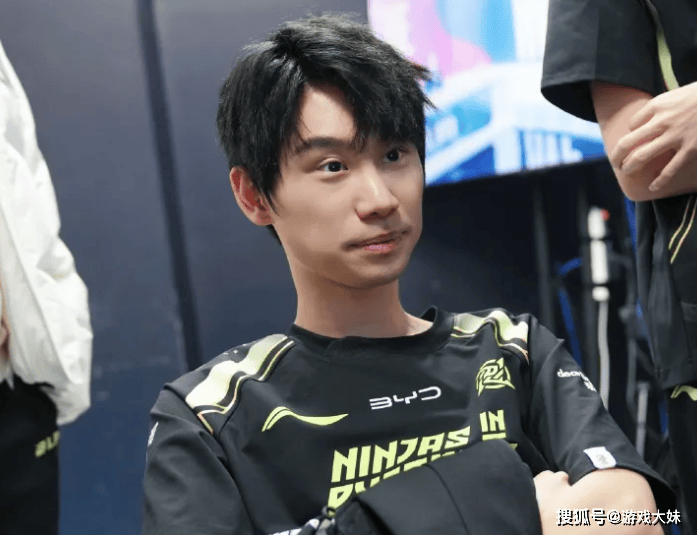 Doinb帶(dài)3位(wèi)LOL选手打dota2，被(bèi)对方虐泉，还被(bèi)嘲讽是(shì)人(rén)机